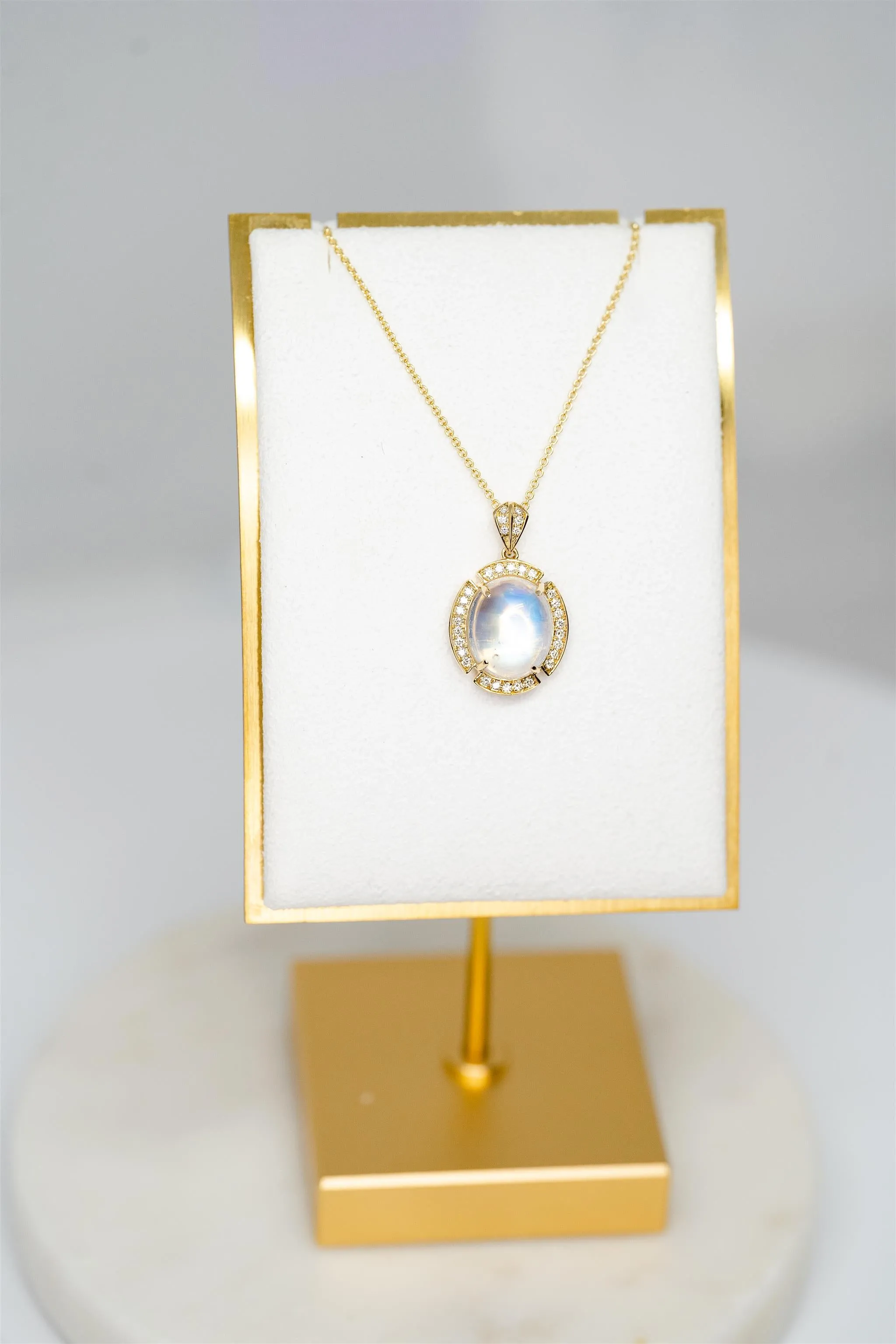 14K Yellow Gold 5.65ct Oval Cabachon Moonstone with 0.17tdw Diamond Halo 18" Necklace