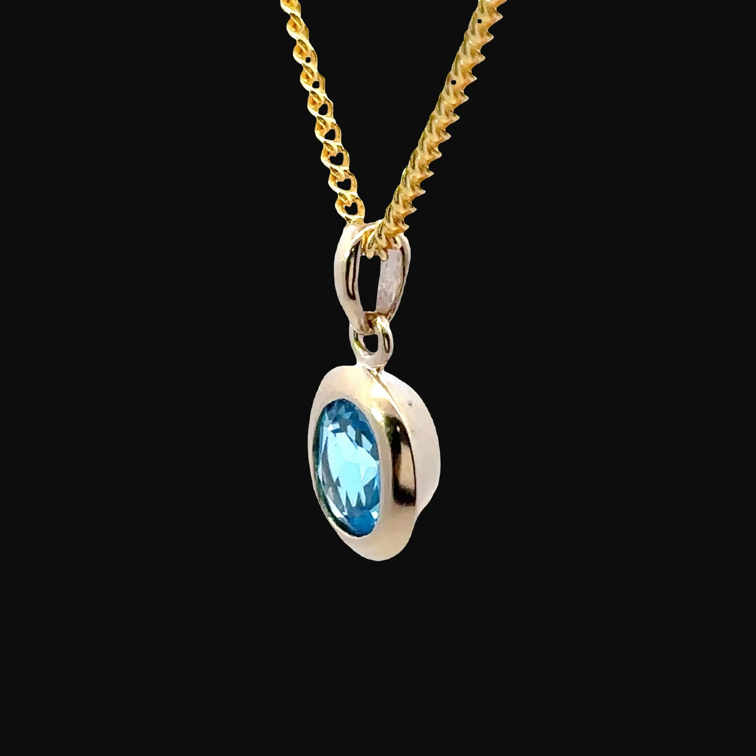 Alluring 9ct Yellow Gold single stone Topaz Pendant