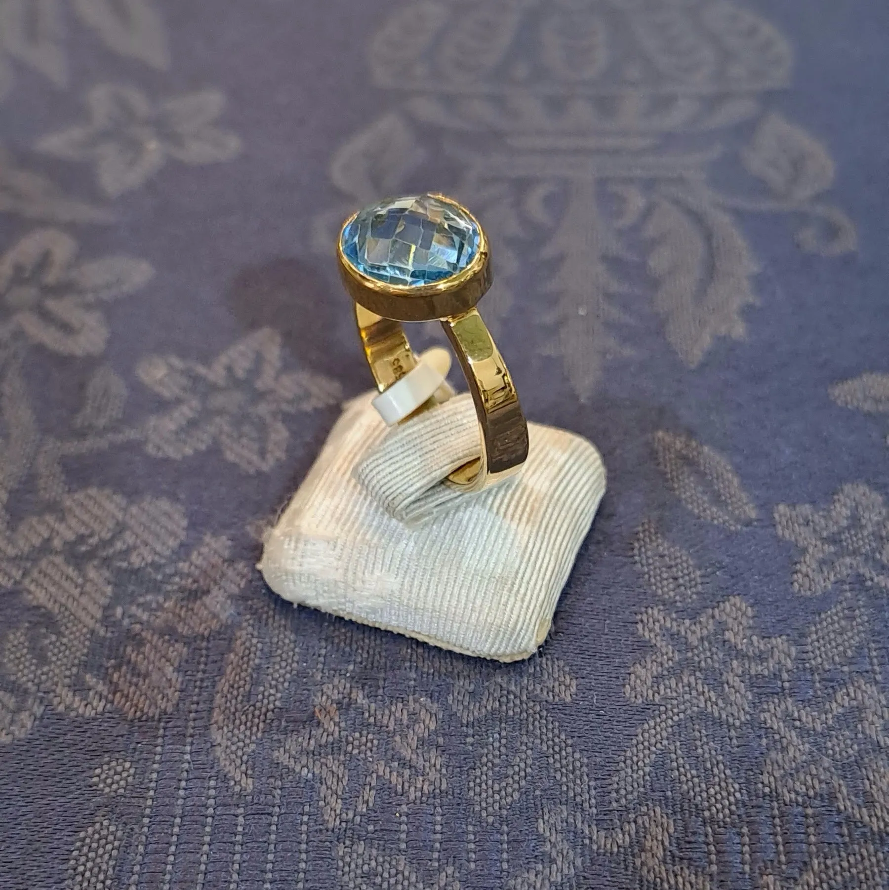 Ring in 14k gold with a blue topaz